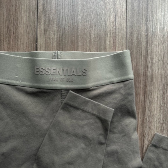 Essentials leggings - Picture 4 of 5